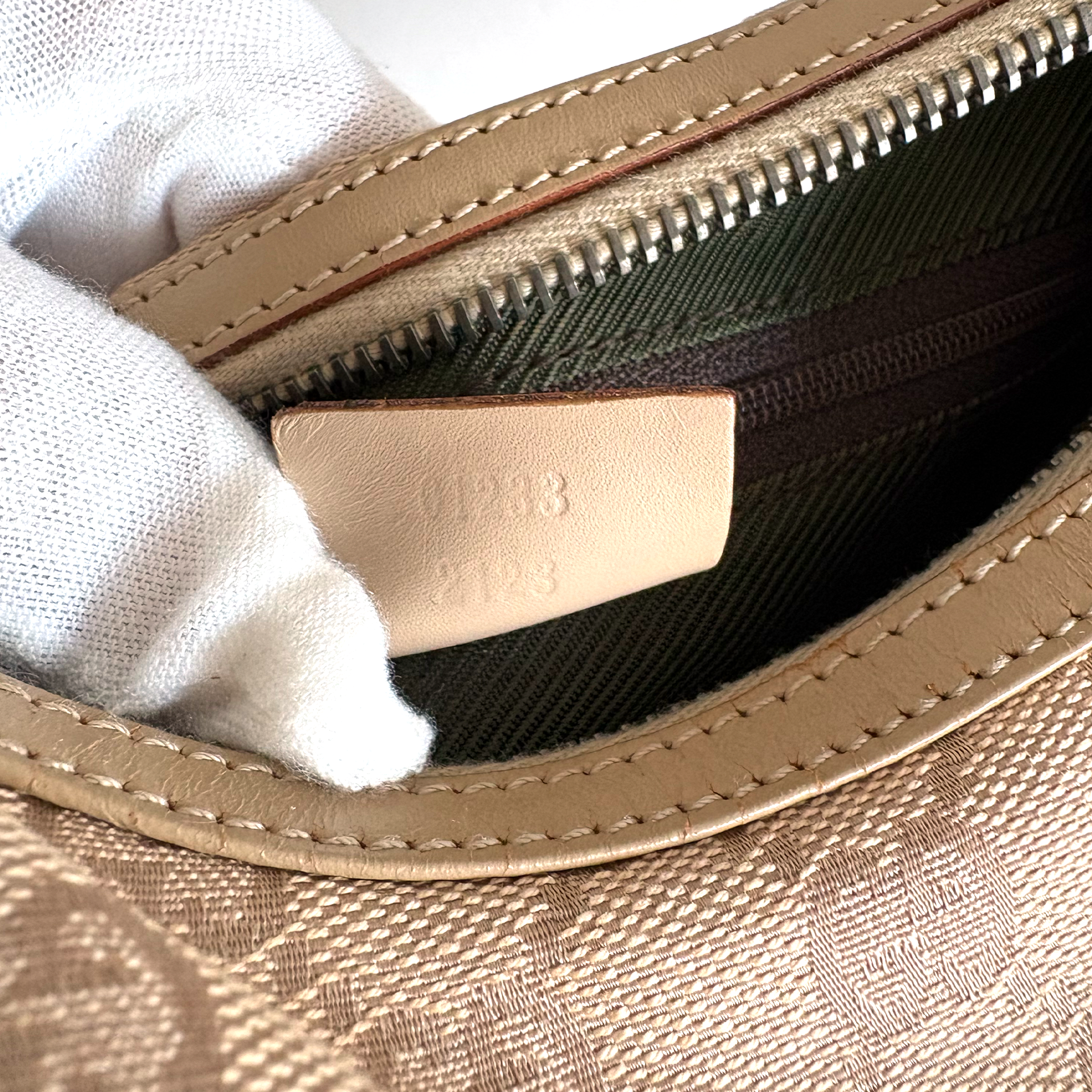 Gucci Clasp Hobo Bag Beige