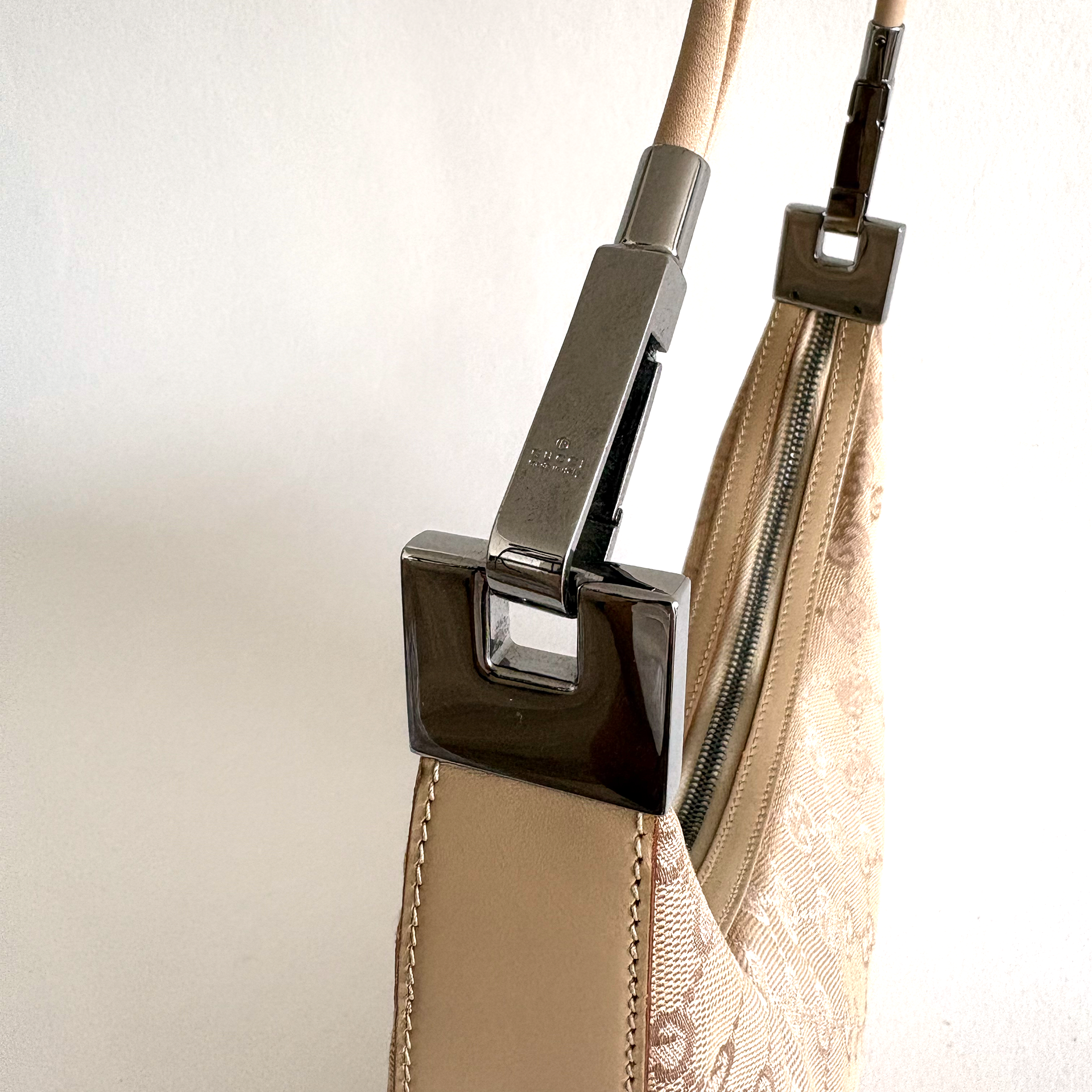 Gucci Clasp Hobo Bag Beige